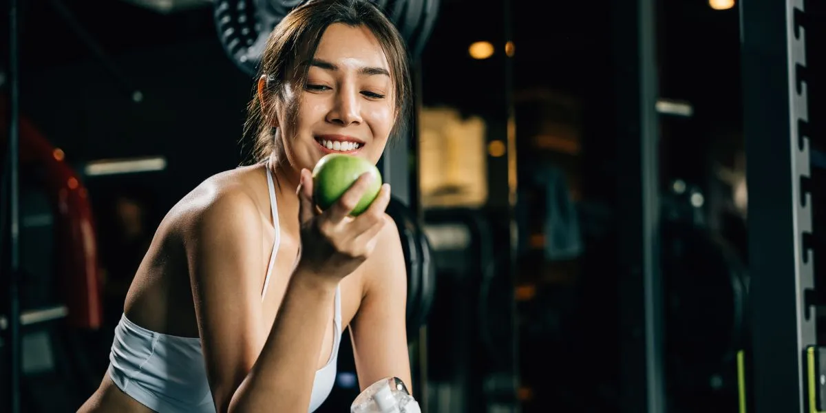combattante qui mange une pomme après l’entraînement – nutrition pour combattant MMA – MMA Evolution
